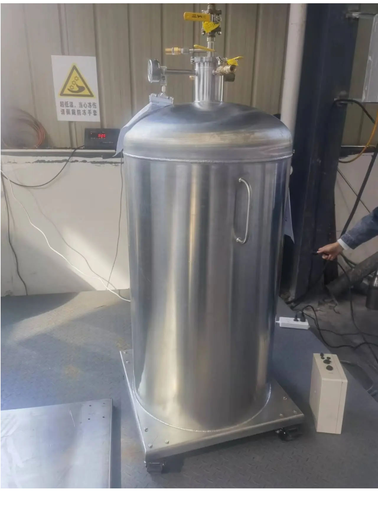 自增压液氮罐试压